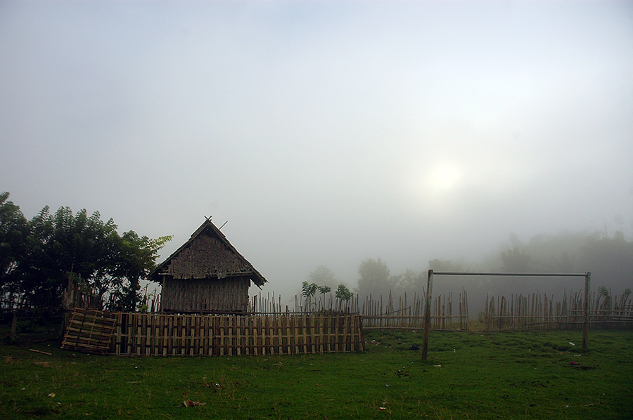 Kabut sore di desa Mantar.